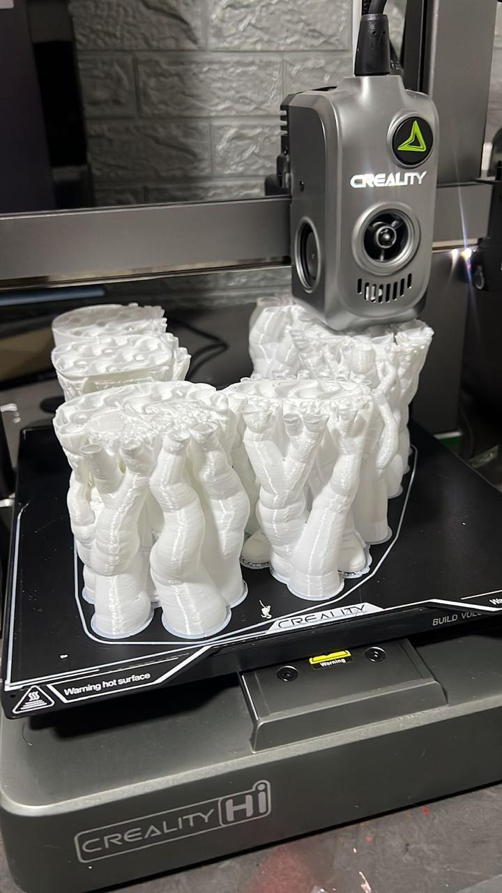 Impressora 3D Creality produzindo várias peças reais